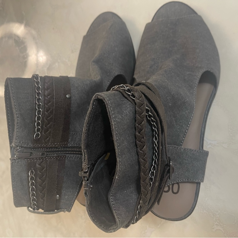 Gladiator Block Heel Sandals. Open On The Side Design. Color Grey Size 10